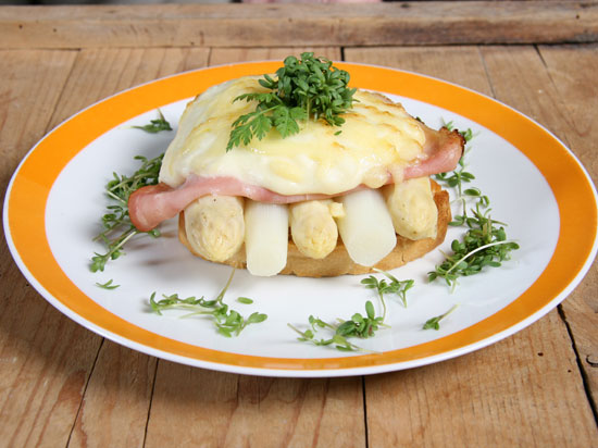 Gegratineerde asperge-tosti