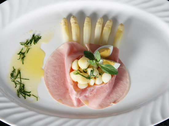 Asperges met eieren, ham en basilicumboter