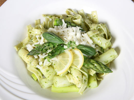 Fagottini met pesto en witte asperge