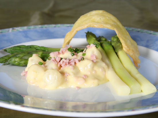 Groene asperges met een roomsaus en witte wijn