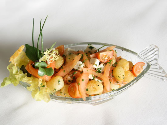 Lauwwarme asperge-gerookte zalm salade