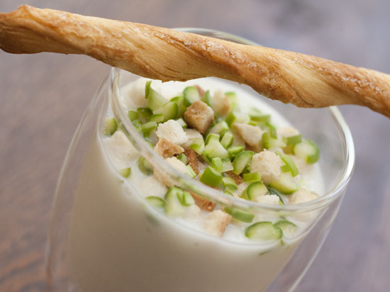 Spaanse gazpacho van Nederlandse witte en groene asperges