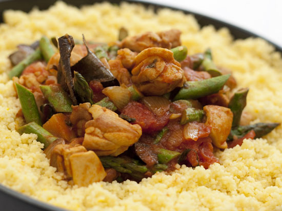 Marokkaanse tajine van kip, couscous en Nederlandse groene asperges