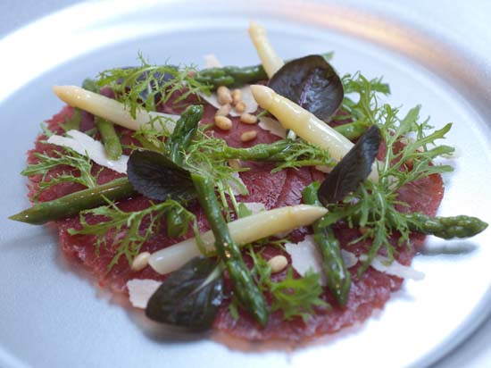 Rundercarpaccio met gemarineerde asperges