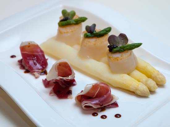 Asperges met coquilles, Ibericoham en oude aceto balsamico