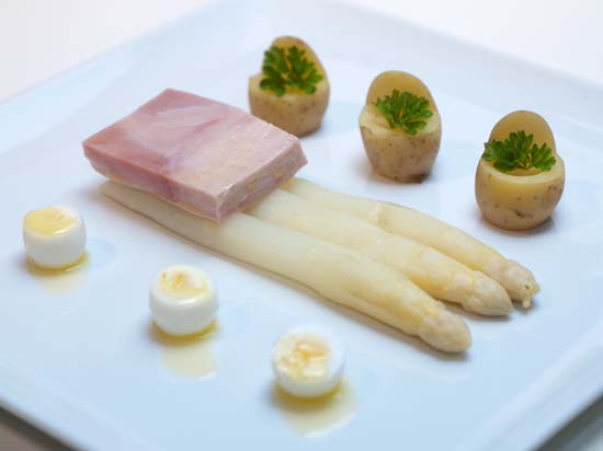 Asperges op Brabantse wijze met ham, ei, krielaardappeltjes, roomboter en peterselie