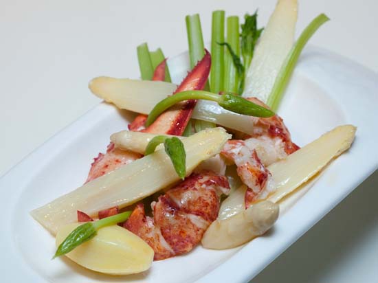 Asperges met in boter gewelde kreeft waarbij venkel en korenaarasperges