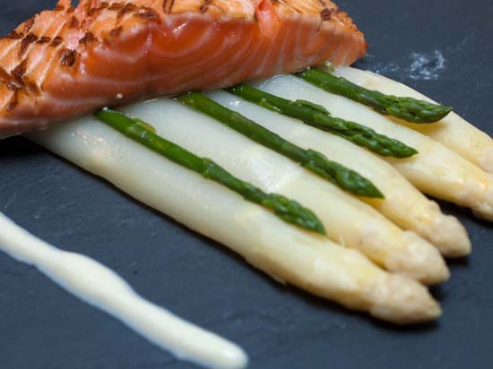 Witte en groene asperges met gegrilde zalm en Hollandaisesaus