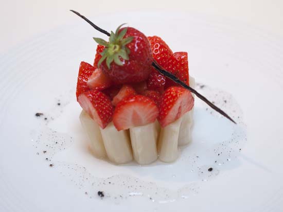 Gekonfijte asperges in suikersiroop met vanille waarbij Hollandse aardbeien en siroop van asperges, mint en vanille