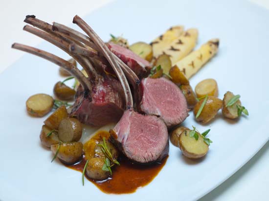 Gegrilde asperges met lamskoteletjes waarbij gepofte krielaardappeltjes met tijm, rozemarijn, knoflook en zeezout