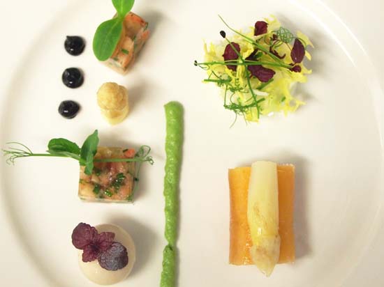 Aspic van Hollandse garnaaltjes, canneloni van Noordzeecrab en aspergemousse, panna cotta IJsselmeerpaling, salade van asperges, crème van zeekraal en inktvis mayonaise.