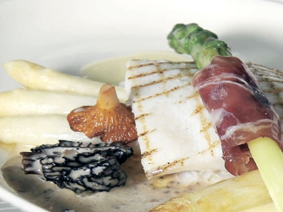 Gegrilde grietbot met asperges, parmaham en moriletjesjus