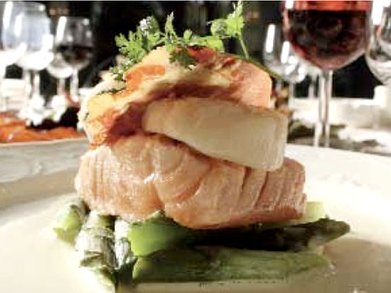 Gegrilde zalm en coquille op een bedje van groene asperges met Pancetta en een witte wijnsaus