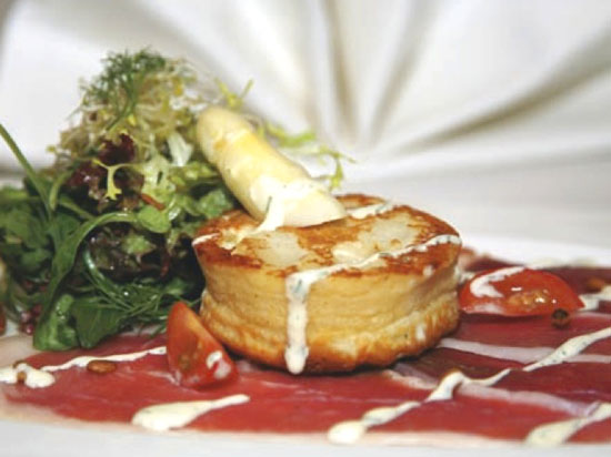 Pannenkoekje met asperges, proscuitto en crèmefraîchesaus