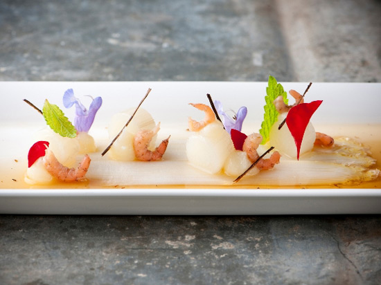 Hollandse garnalen met asperges en bouillon met vanille en citroenmelisse