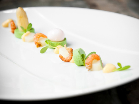 Hollandse garnalen met een mousseline van geuzebier, gepocheerd kwartelei, postelein en asperges