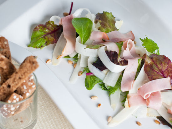 Carpaccio van asperges met parma ham, parmezaan en witte truffel olie