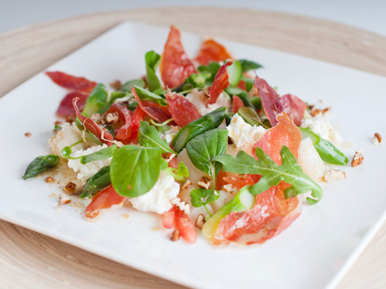 Salade van groene asperges en rauwe ham