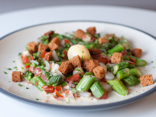 Cassoulet van witte en groene asperges