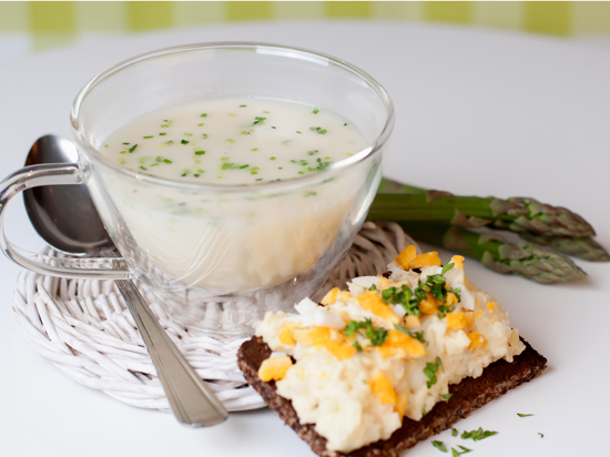 Aspergeroomsoep met eiersalade op Limburgs roggebrood