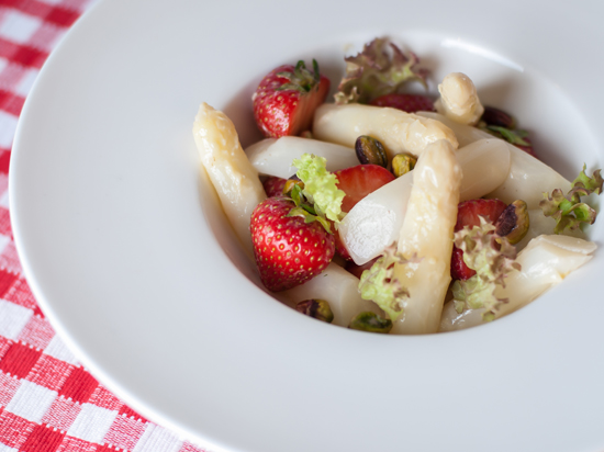 Asperge-salade met lollo-rosso sla en aardbeien