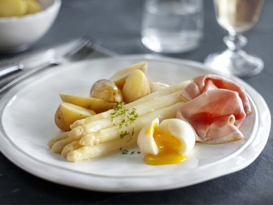 Asperges met beenham en een zacht eitje