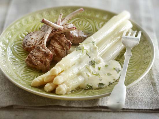 Asperges met dragonsaus en lamskoteletjes