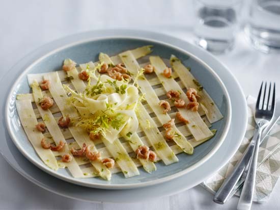 Aspergecarpaccio met kruidenvinaigrette