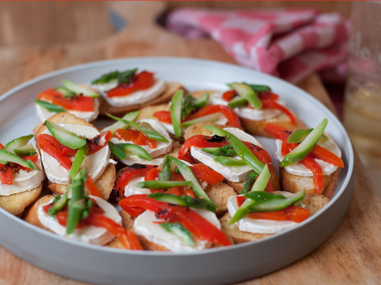 Crostini met geitenkaas, asperges en paprika