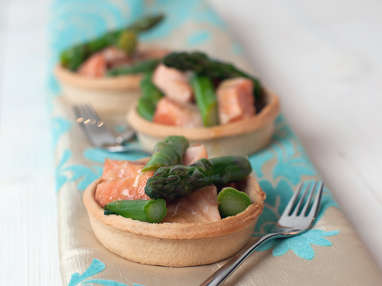 Bladerdeeg met zalm, spinazie en asperges