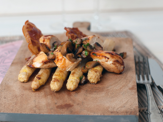 Gegrilde kip met knapperige pancetta, witte asperges en bruine boter