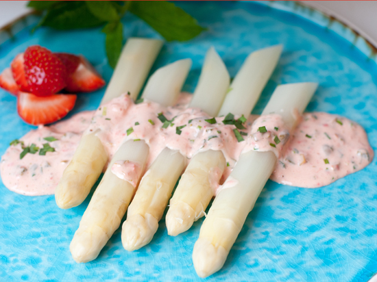 Asperges met Canadienne aardbeiensaus