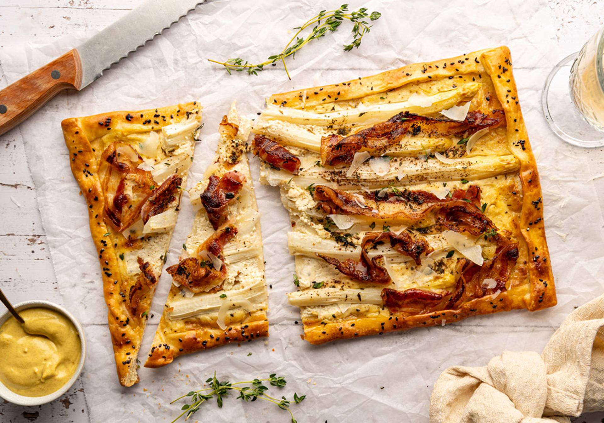 Flammkuchen met asperges en pancetta