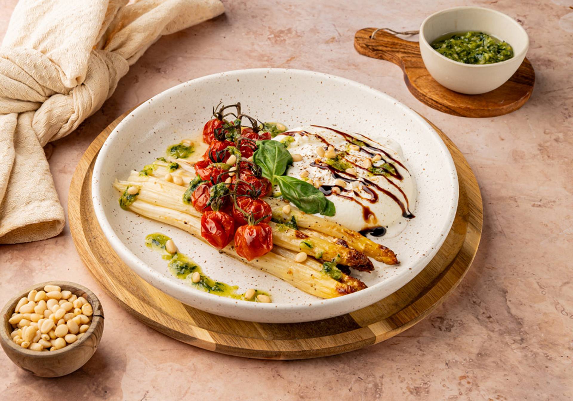 Gepofte asperges en cherrytomaatjes met burrata en zelfgemaakte pesto
