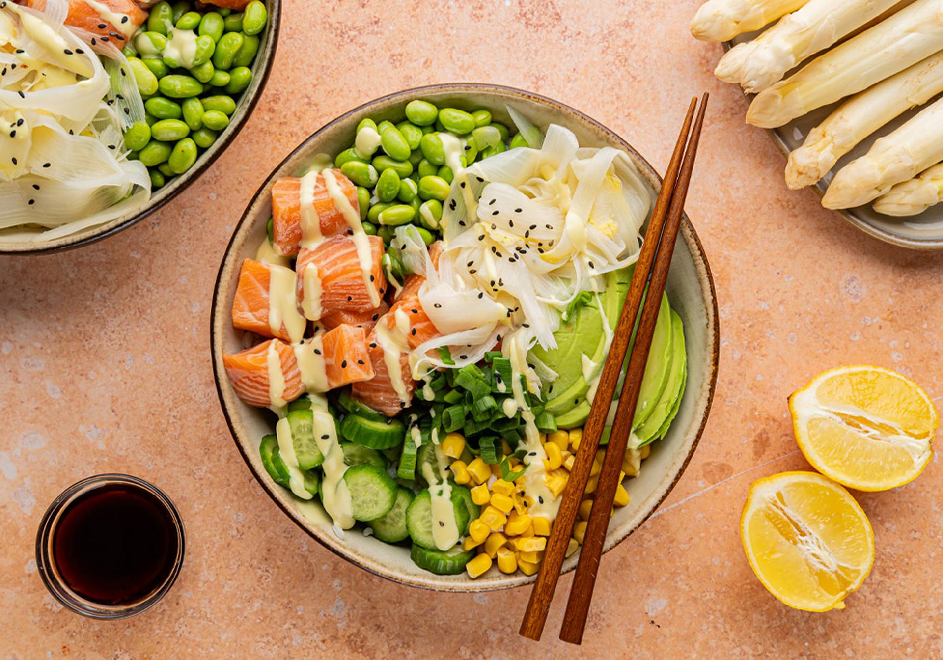 Poké bowl met asperges en gemarineerde ponzu zalm