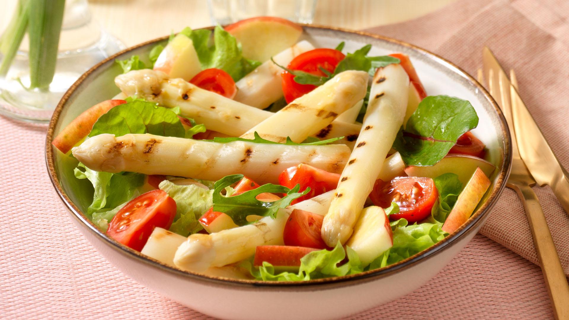 Gegrilde witte asperge salade met appel