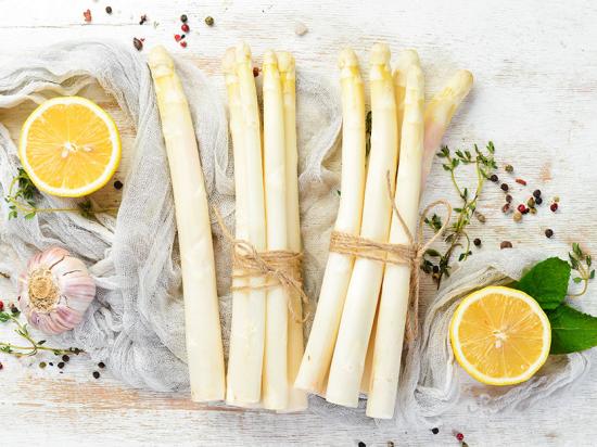 Groene asperges met rookkaas