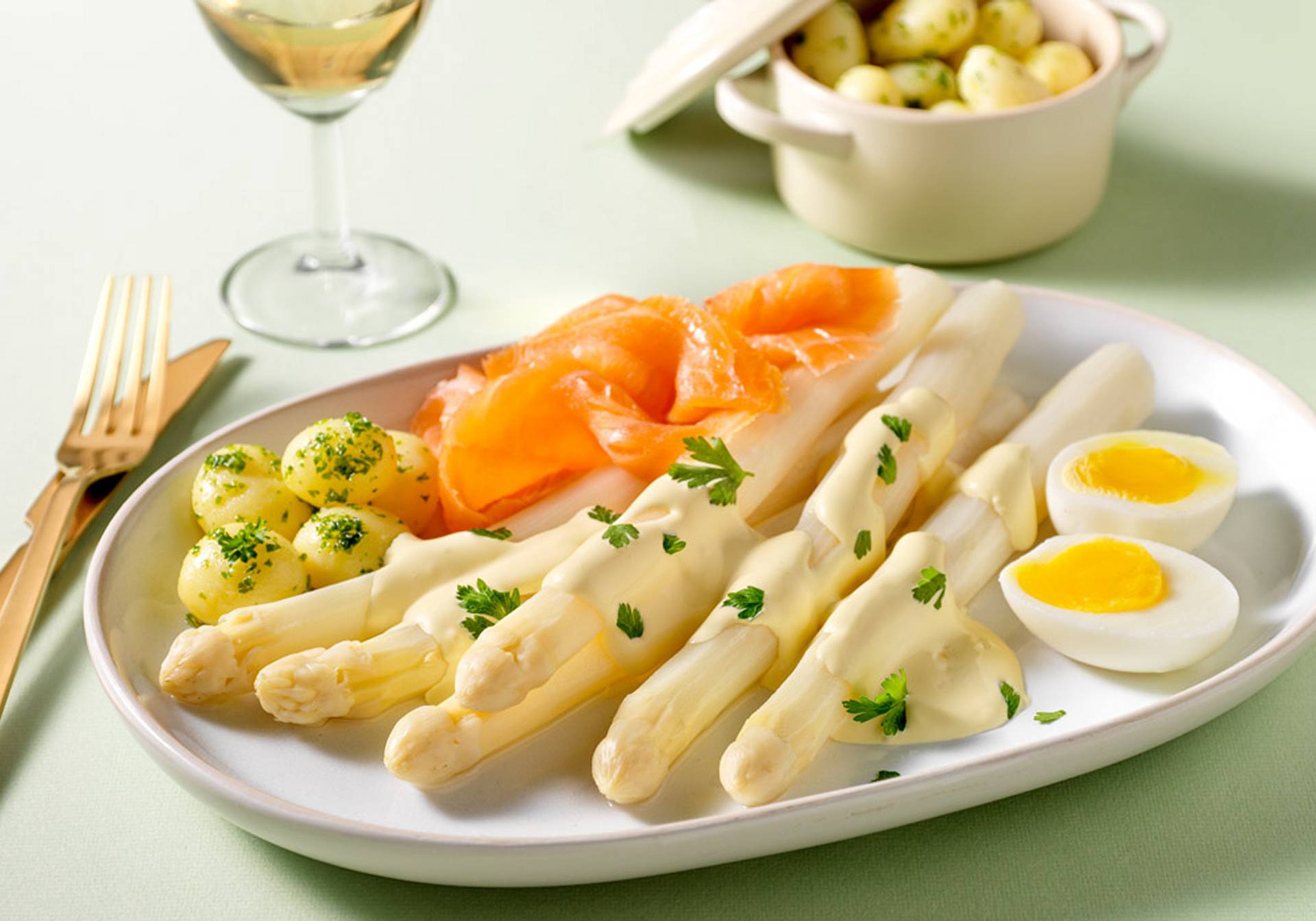 Klassieke asperges met zalm