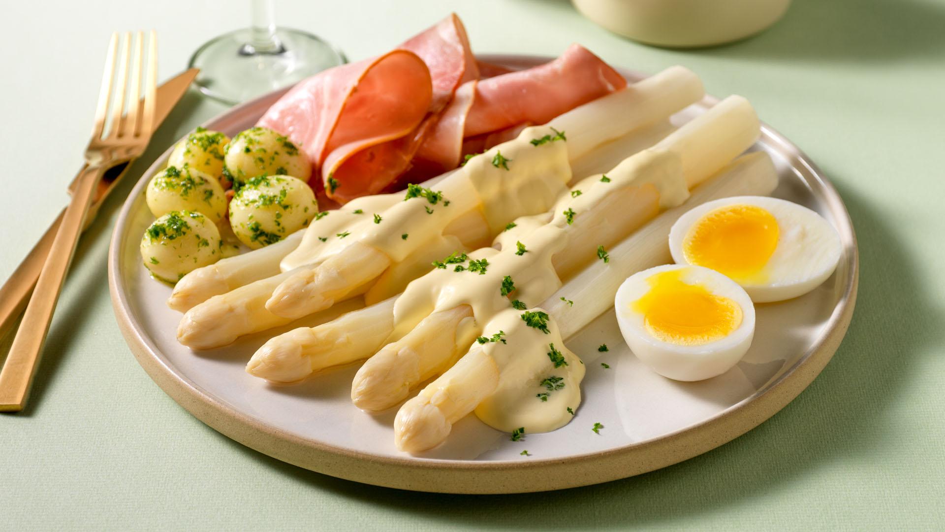 Klassieke asperges met ham en ei